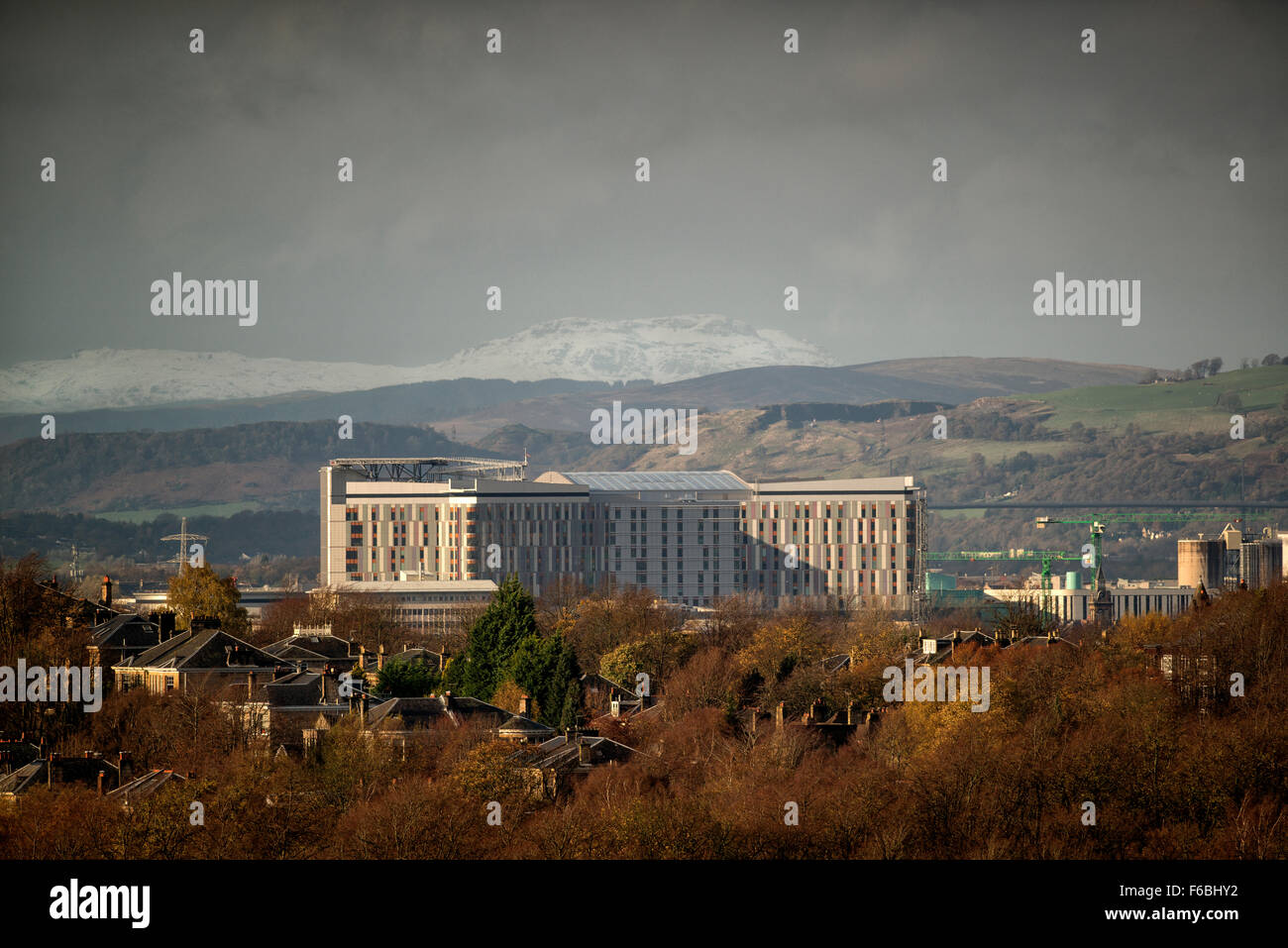 Glasgow, Ecosse, Royaume-Uni. 13 novembre, 2015. La neige recouvre les collines au-dessus de la nouvelle Université Queen Elizabeth Hospital à Glasgow .B Banque D'Images