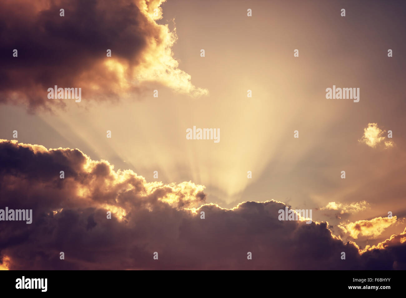 Fond de ciel nuageux, les rayons lumineux à travers les nuages sombres, message de Dieu, temps d'automne nuageux Banque D'Images