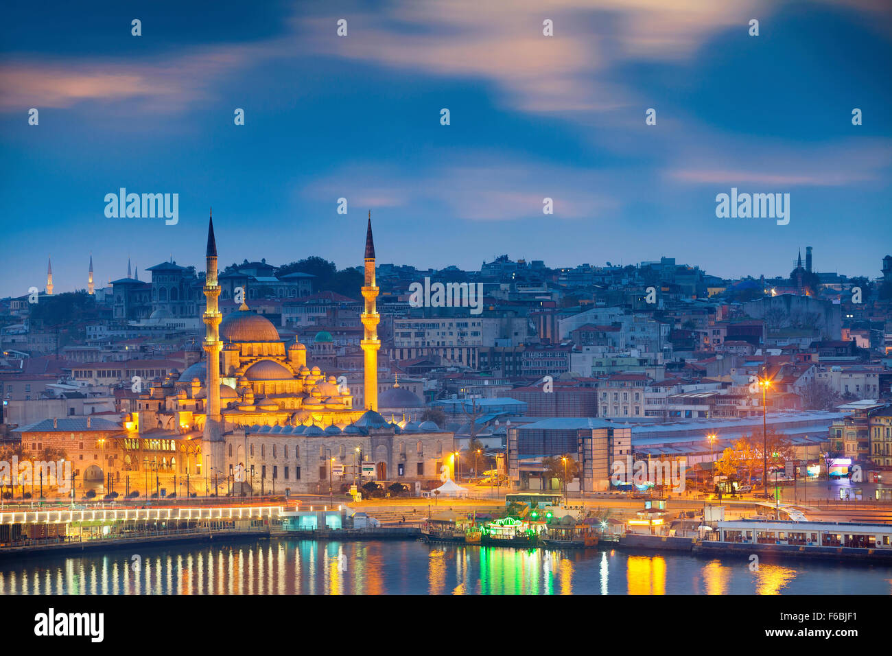 Istanbul. Droit d'Istanbul et la mosquée Yeni Cami pendant le lever du soleil. Banque D'Images