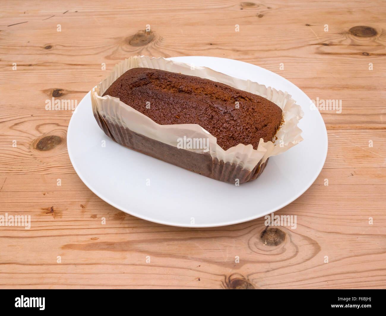 Yorkshire Parkin ou Perkin un gâteau traditionnel à base de mélasse d'avoine et le gingembre plaque blanche table en bois Banque D'Images