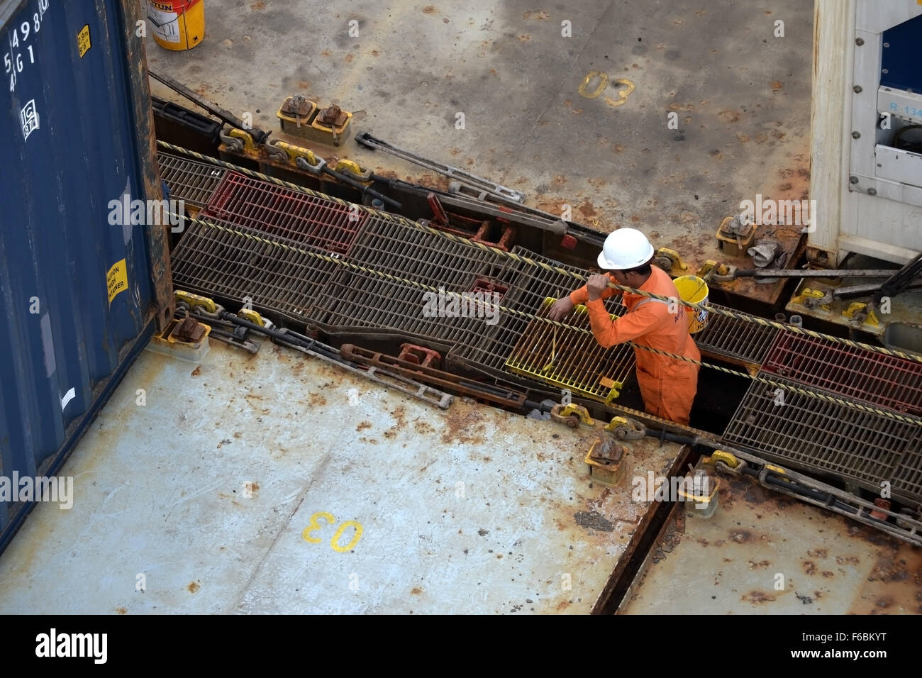 Membre d'équipage de navire peint en jaune sur les grilles de plancher pont extérieur de porte-conteneurs Utrillo. Banque D'Images