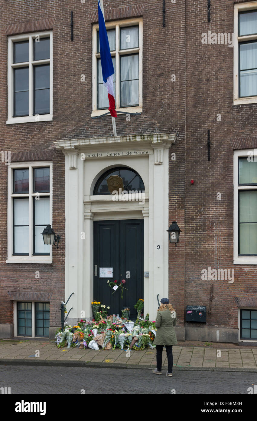 AMSTERDAM - 15 NOVEMBRE 2015 : Inconnu fille de déposer des fleurs devant le consulat de France à Amsterdam en raison de la bl Banque D'Images