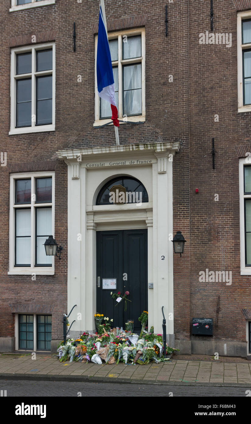 AMSTERDAM - 15 NOVEMBRE 2015 : les fleurs en face du consulat de France à Amsterdam à cause de l'attaque terroriste sanglante dans Banque D'Images