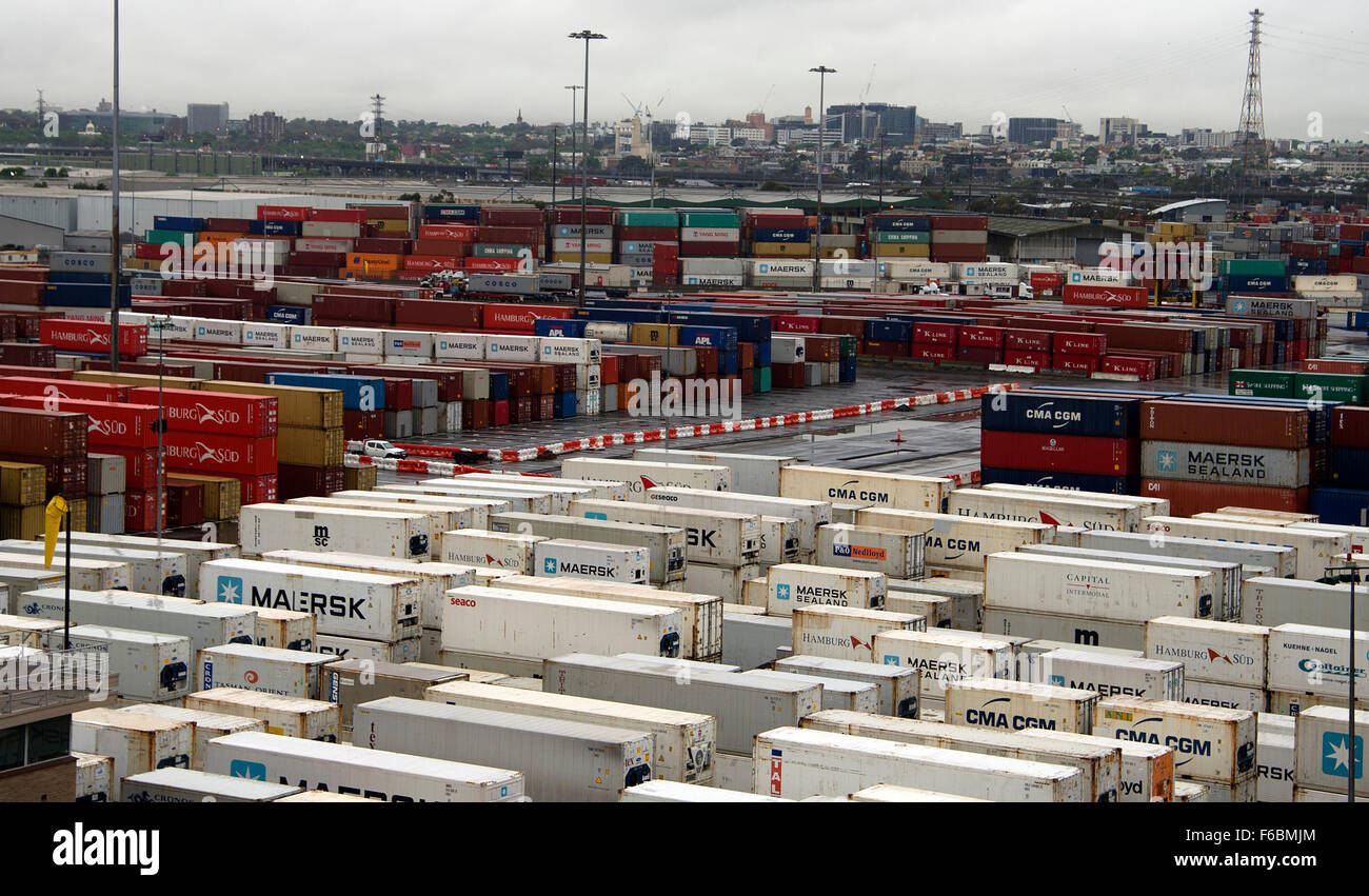 Lignes et des piles de conteneurs Maersk attendre dans le Port de Melbourne Banque D'Images