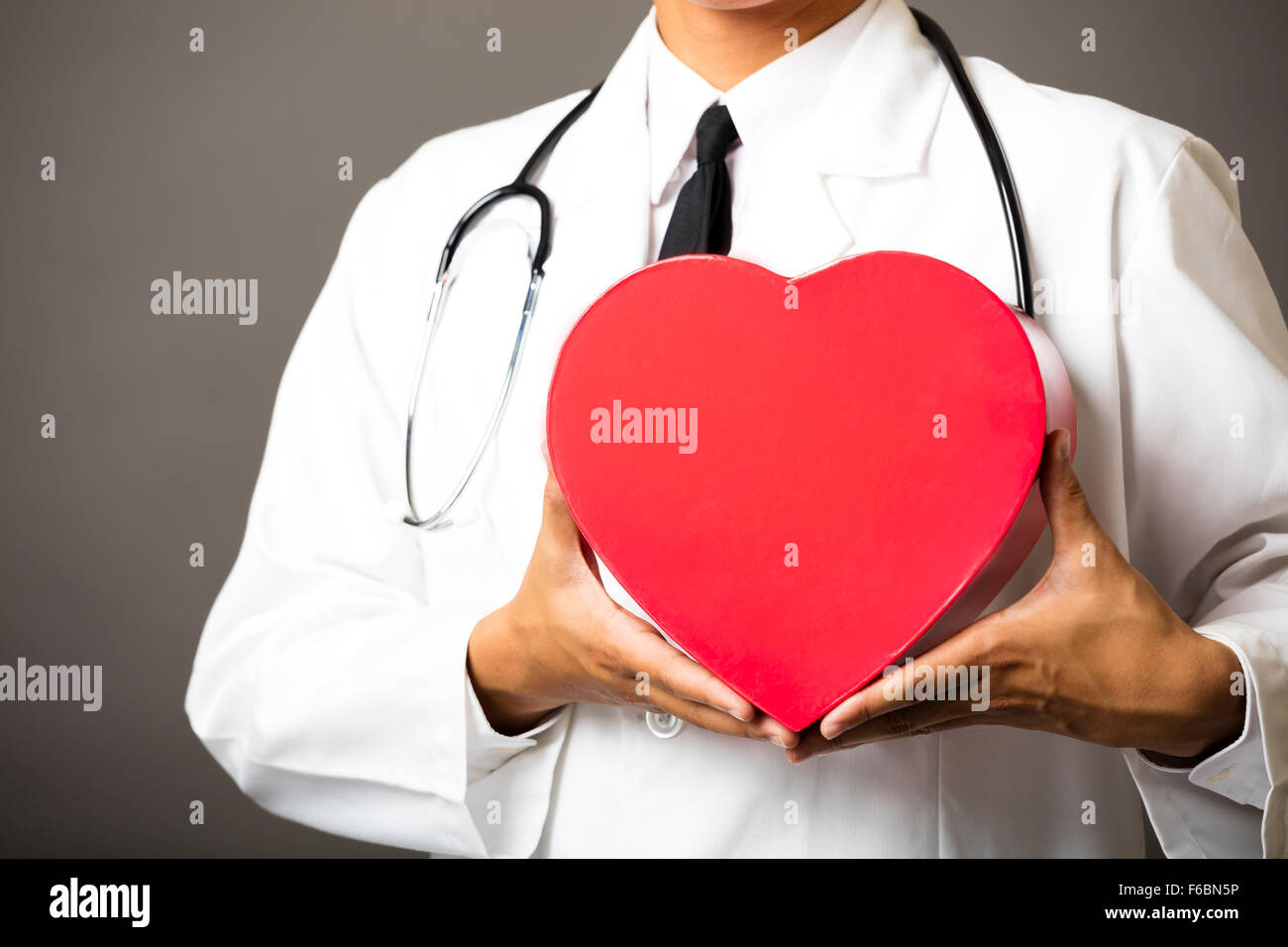 Gros plan du médecin les mains avec coeur Banque D'Images