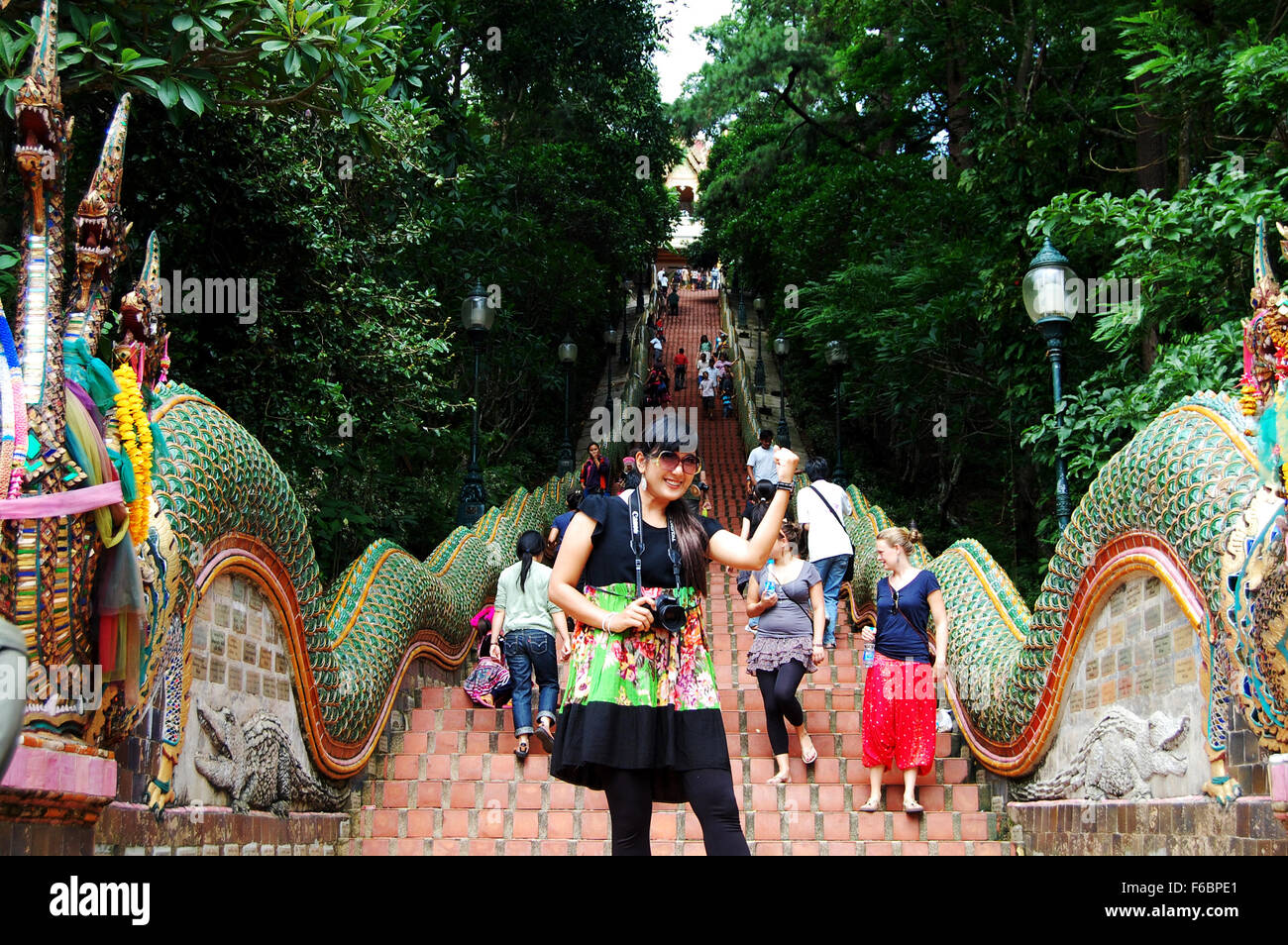 Les femmes thaïlandaises portrait et personnes marchant à escaliers pour entrée au Wat Phra That Doi Suthep le 5 juin 2011 à Chiang Mai, Thaïlande Banque D'Images