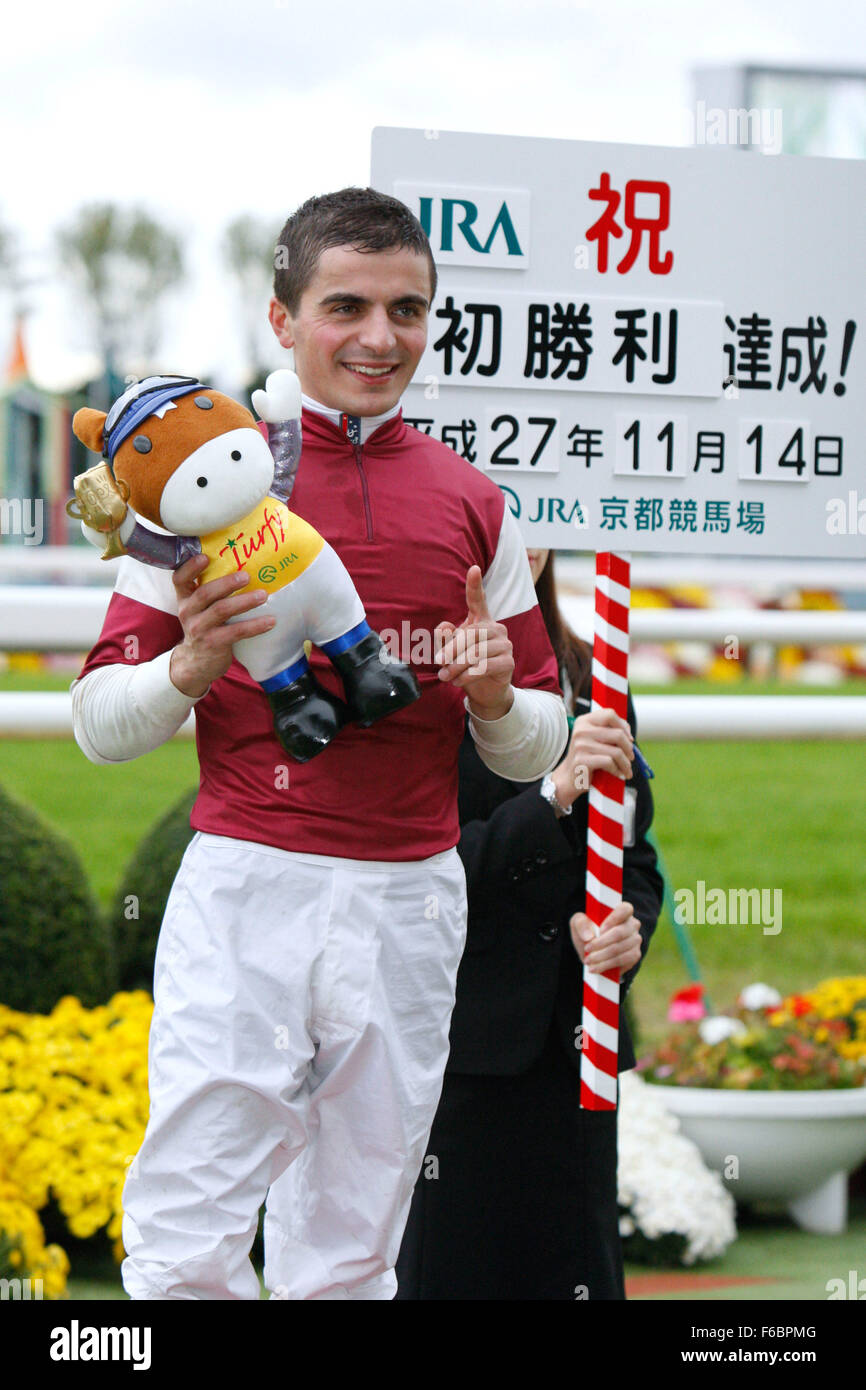 Kyoto, Japon. 14Th Nov, 2015. Andrea Atzeni : Courses de chevaux Jockey Andrea Atzeni célèbre sa première victoire en course JRA après avoir remporté le 4R à Kyoto Kyoto Hippodrome à Kyoto, au Japon . © Eiichi Yamane/AFLO/Alamy Live News Banque D'Images