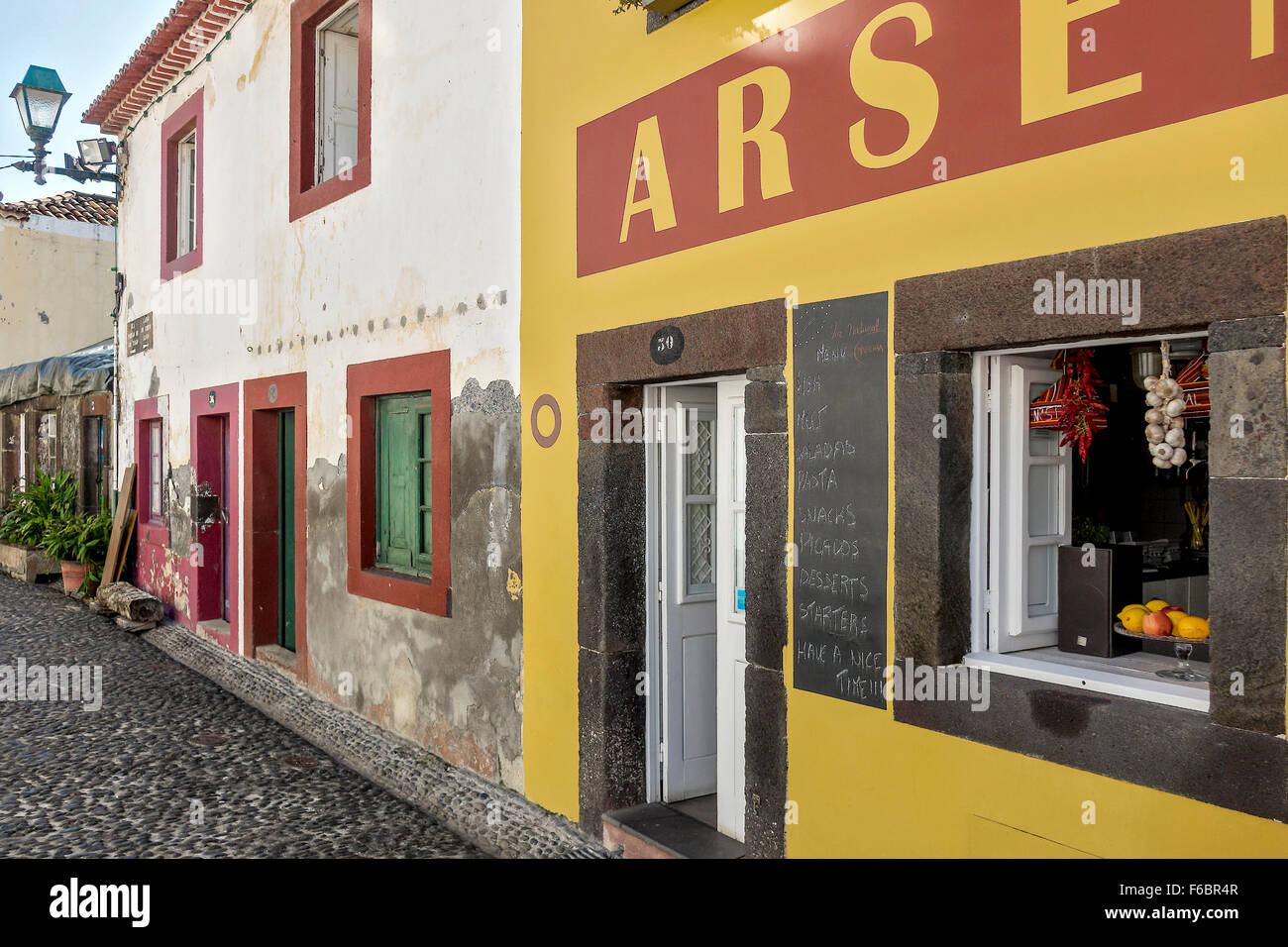 Petit magasin dans la vieille ville de Funchal à Madère Banque D'Images