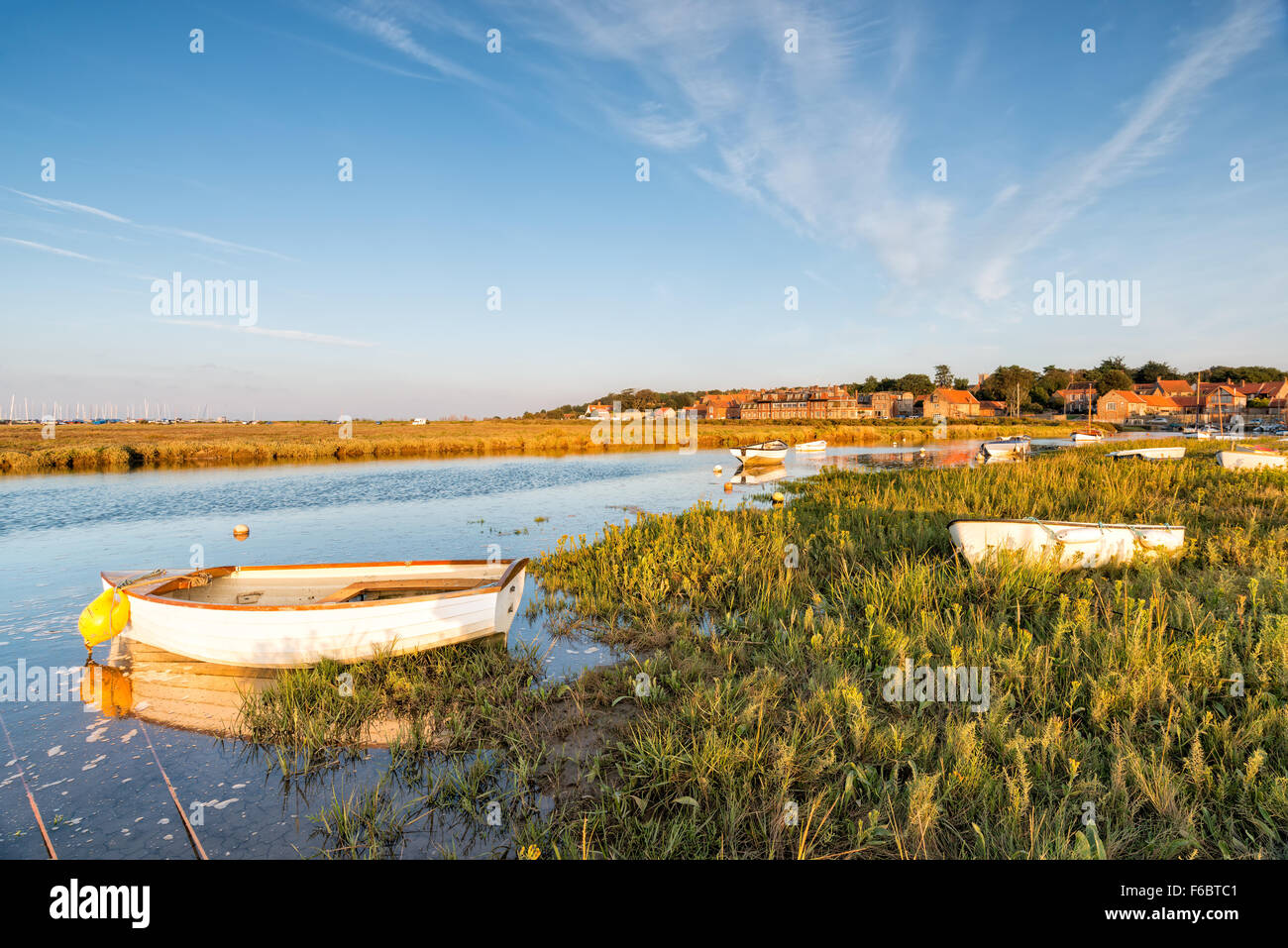 Bateaux sur les marais de Blakeney sur la côte de Norfolk Banque D'Images