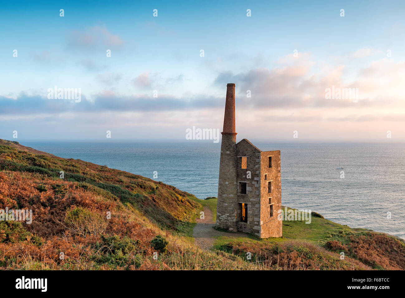Une vieille maison en ruine du moteur sur les falaises de Cornouailles à Rinsey Head près de Helston en Cornouailles Banque D'Images