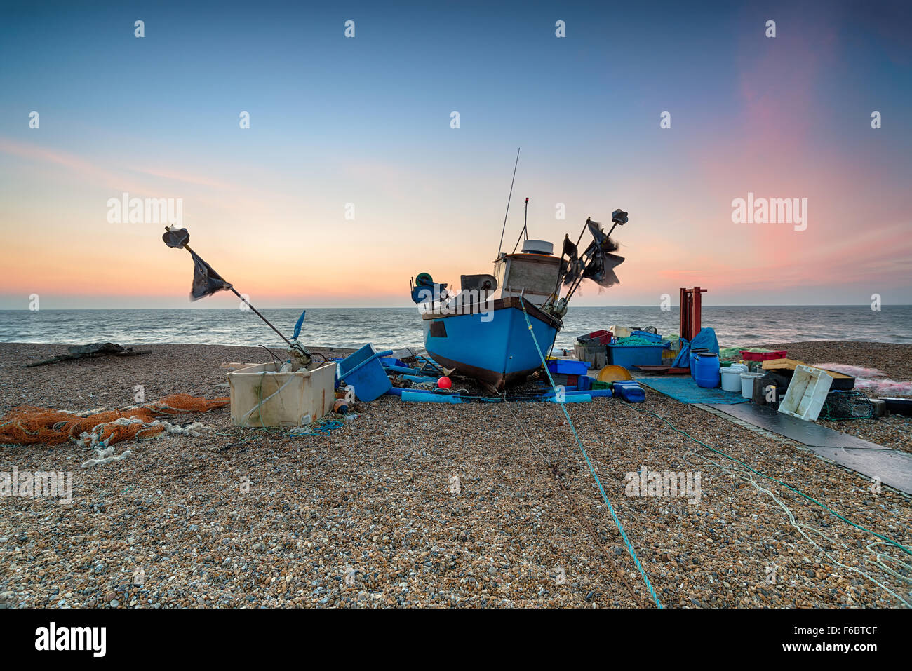 Superbe lever de soleil sur un bateau de pêche sur la bech à Aldeburgh sur la côte du Suffolk Banque D'Images