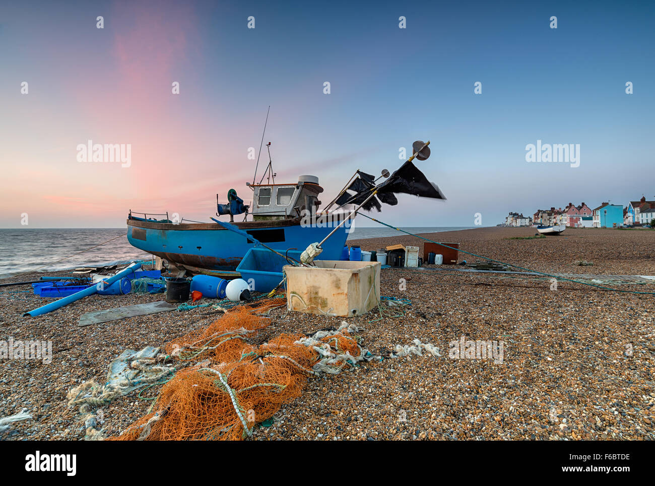 Bateaux de pêche sur la plage à ALdeburgh une petite ville sur la côte du Suffolk Banque D'Images