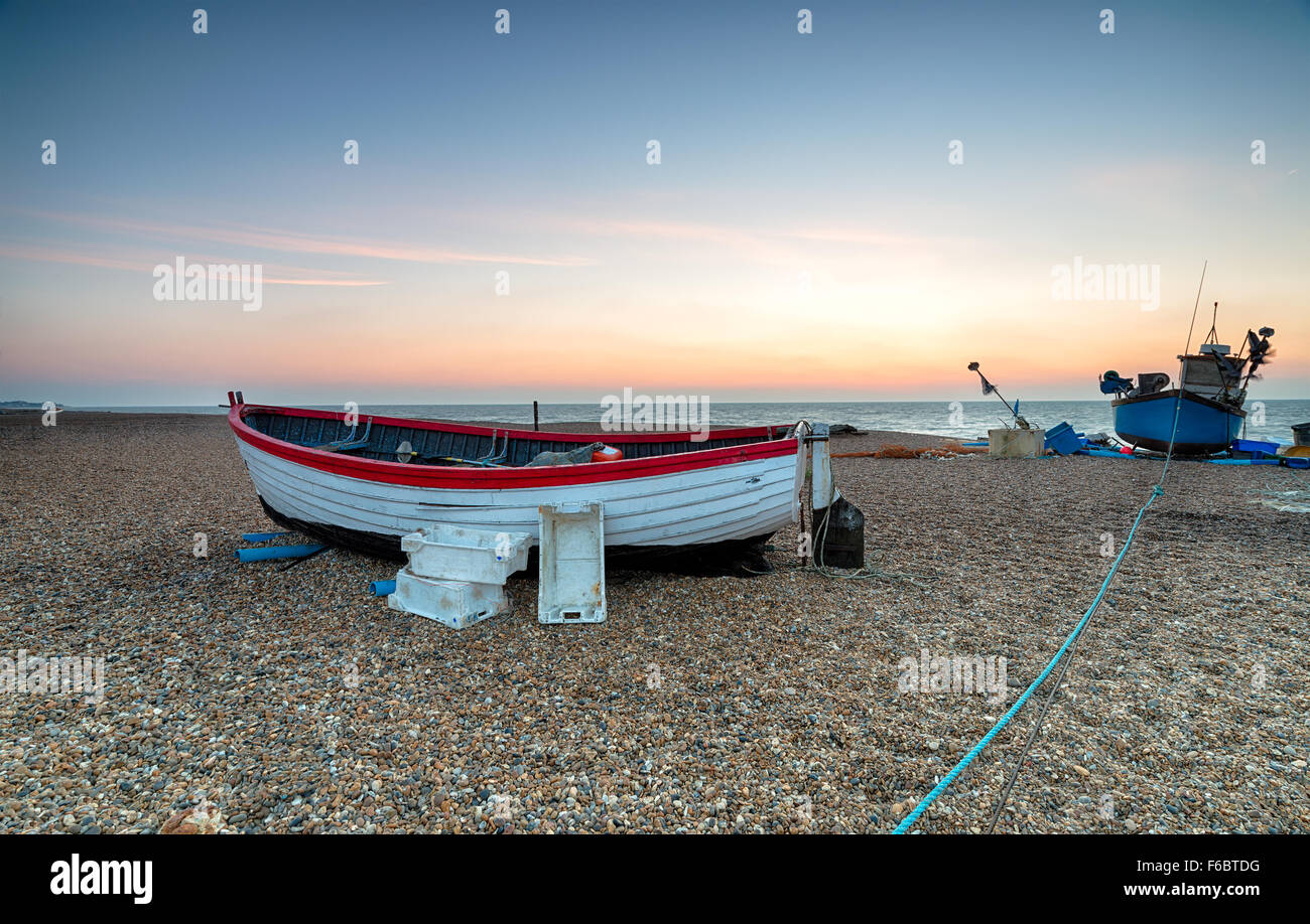 Bateaux de pêche sur la côte du Suffolk à Aldeburgh Banque D'Images