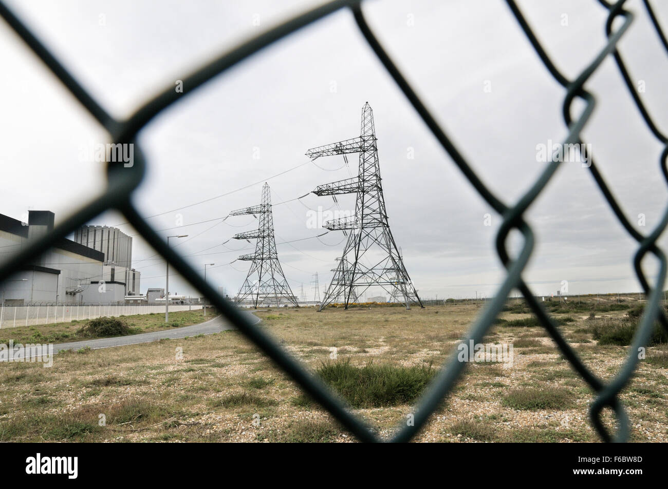 Pylônes électriques à la centrale nucléaire de Dungeness, Kent, England, UK Banque D'Images