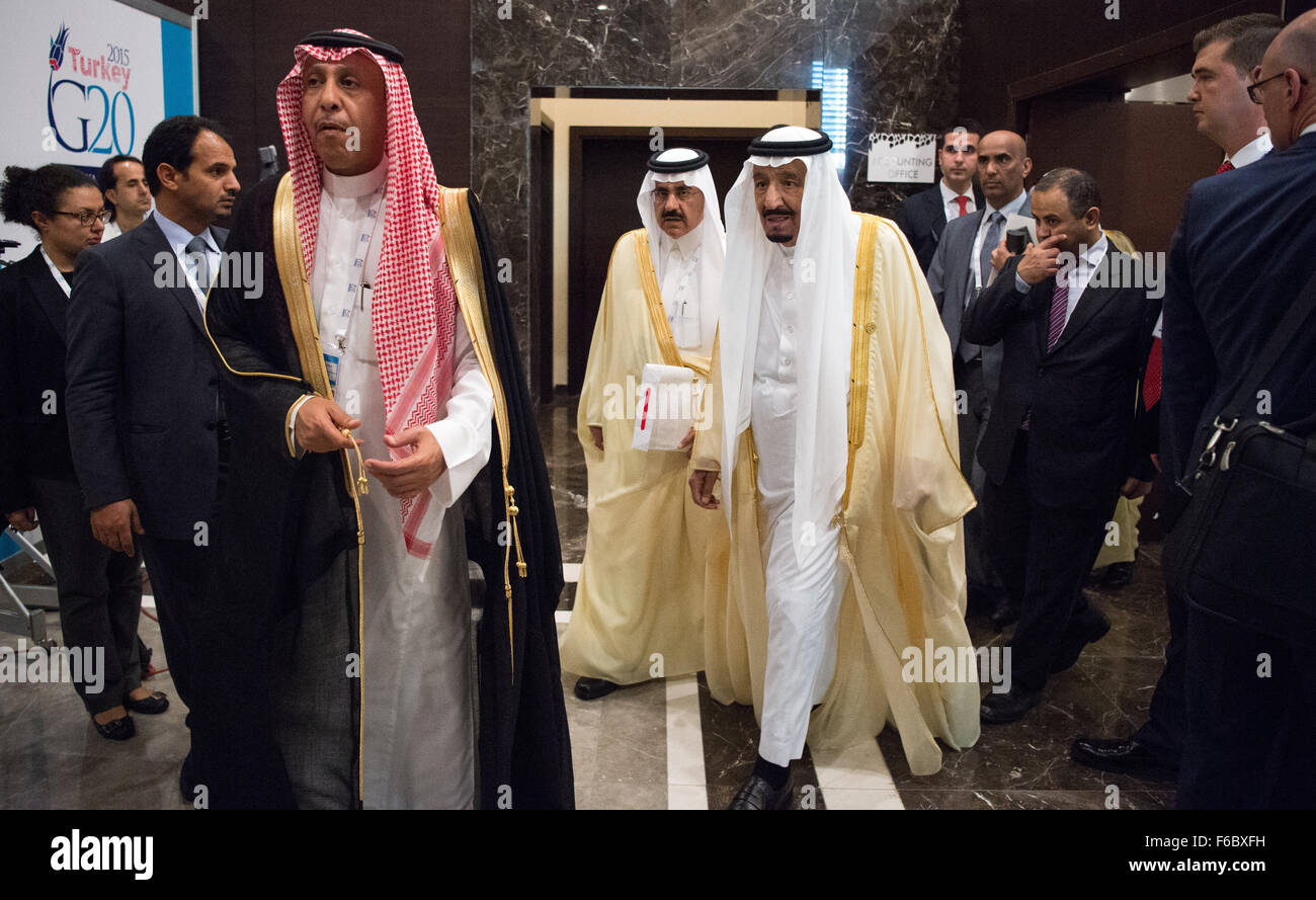 Belek, Turquie. 15 Nov, 2015. Le Roi et le premier ministre de l'Arabie saoudite, Salman bin Abdulaziz al-Saud (5.f.R), arrive pour un entretien bilatéral avec la Chancelière allemande Angela Merkel sur la périphérie du Sommet du G20 à Belek, Turquie, 15 novembre 2015. Le G20 groupe de 19 pays industrialisés et émergents ainsi que l'UE se réunit sous la présidence de la Turquie les 15 et 16 octobre 2015. Photo : BERN VON JUTRCZENKA/dpa/Alamy Live News Banque D'Images