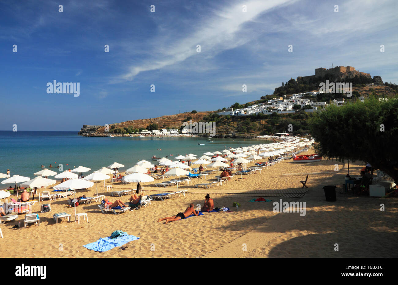 Plage de Lindos et de l'Acropole, Rhodes, Grèce. Banque D'Images