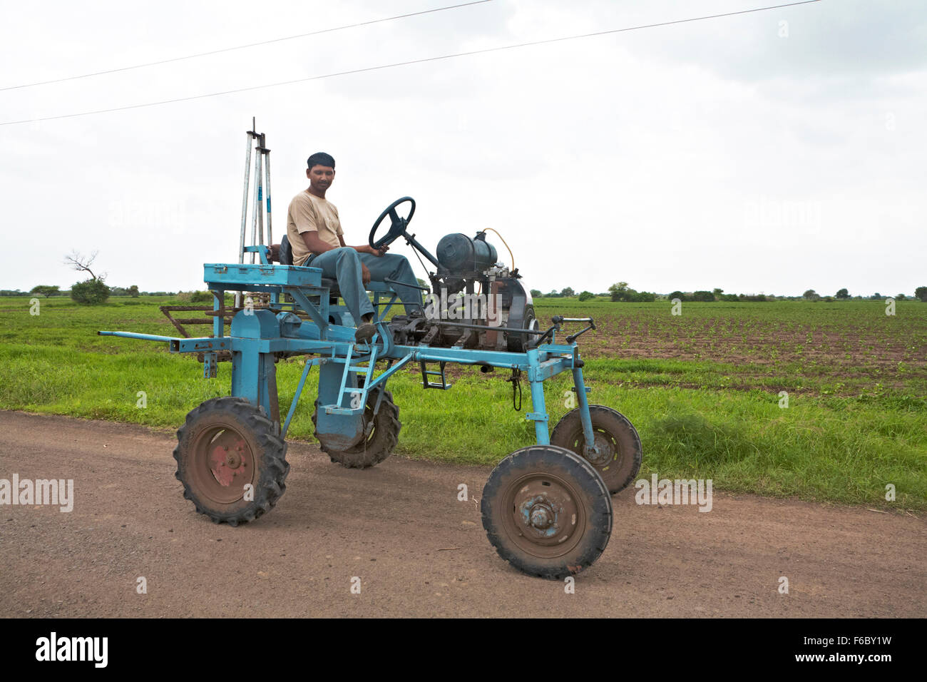 Homme assis sur le tracteur, Gujarat, Inde, Asie Banque D'Images