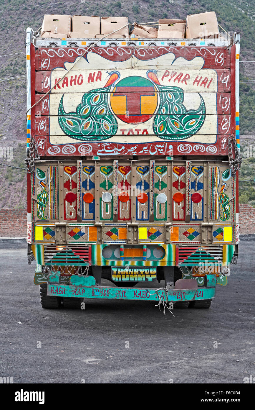 Camion peint transportant des marchandises, Uri, le Jammu-et-Cachemire, l'Inde, l'Asie Banque D'Images