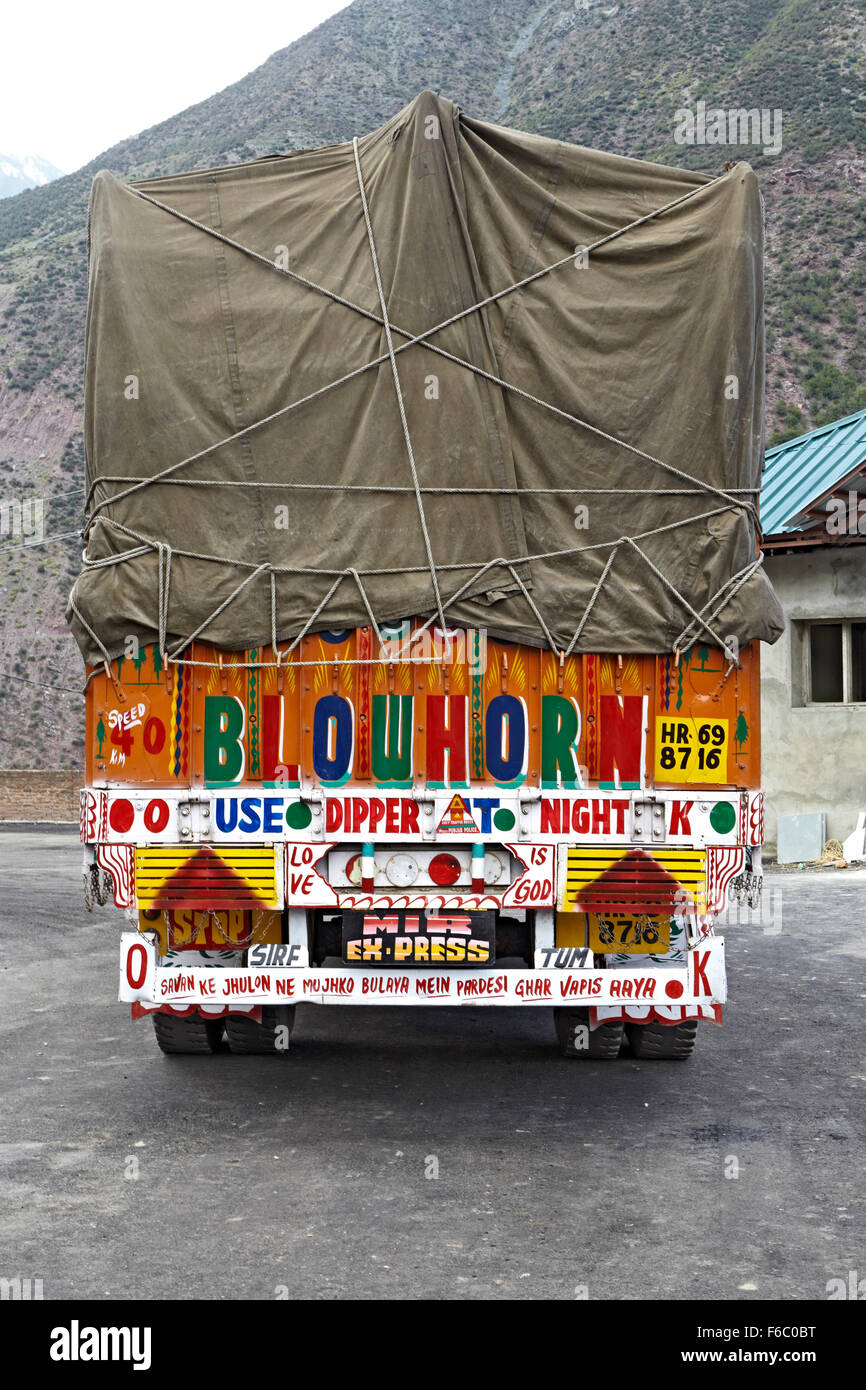 Camion peint transportant des marchandises, Uri, le Jammu-et-Cachemire, l'Inde, l'Asie Banque D'Images