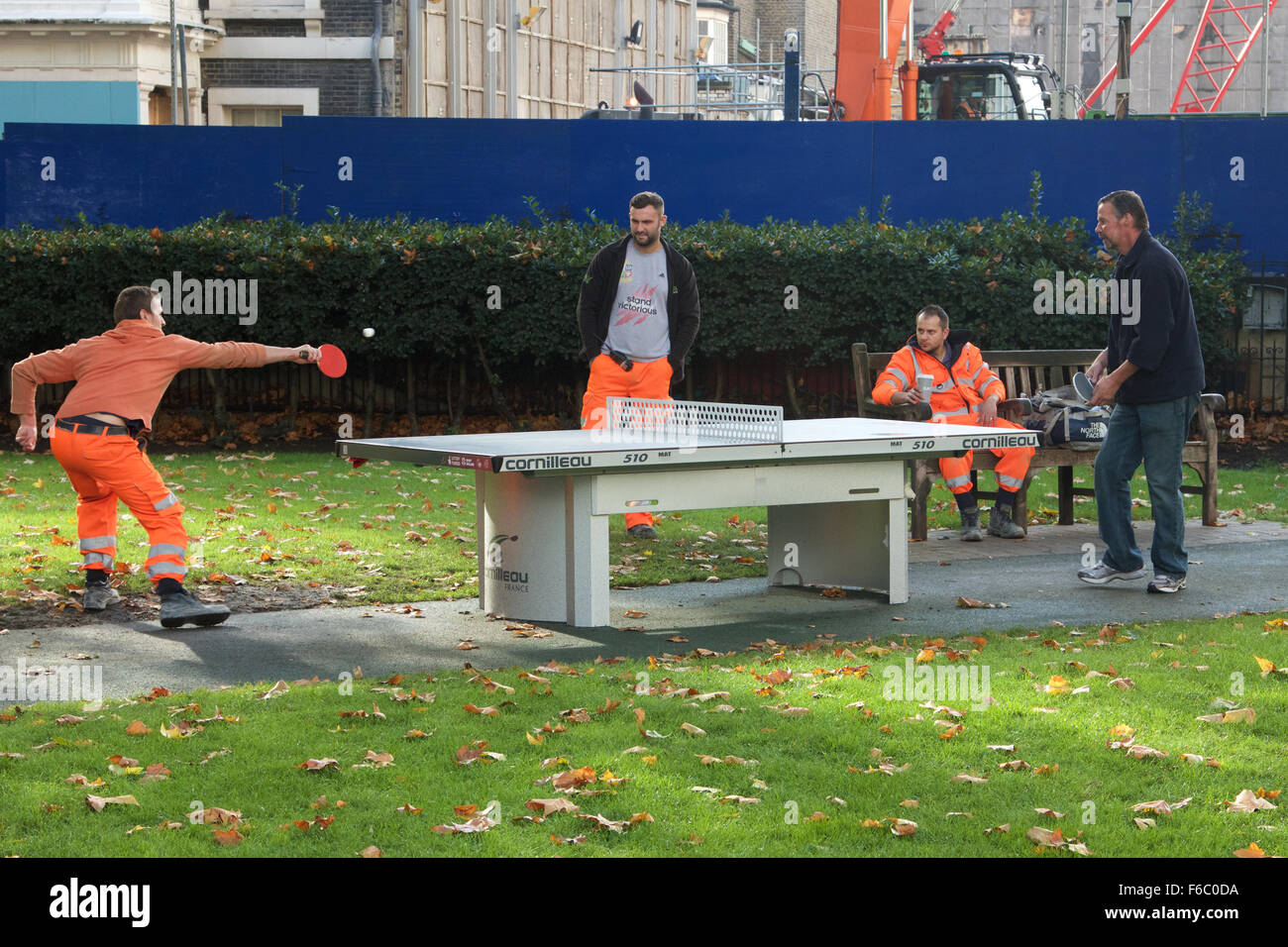 Ouvriers de Hanover Square, Londres, à jouer au tennis de table Banque D'Images