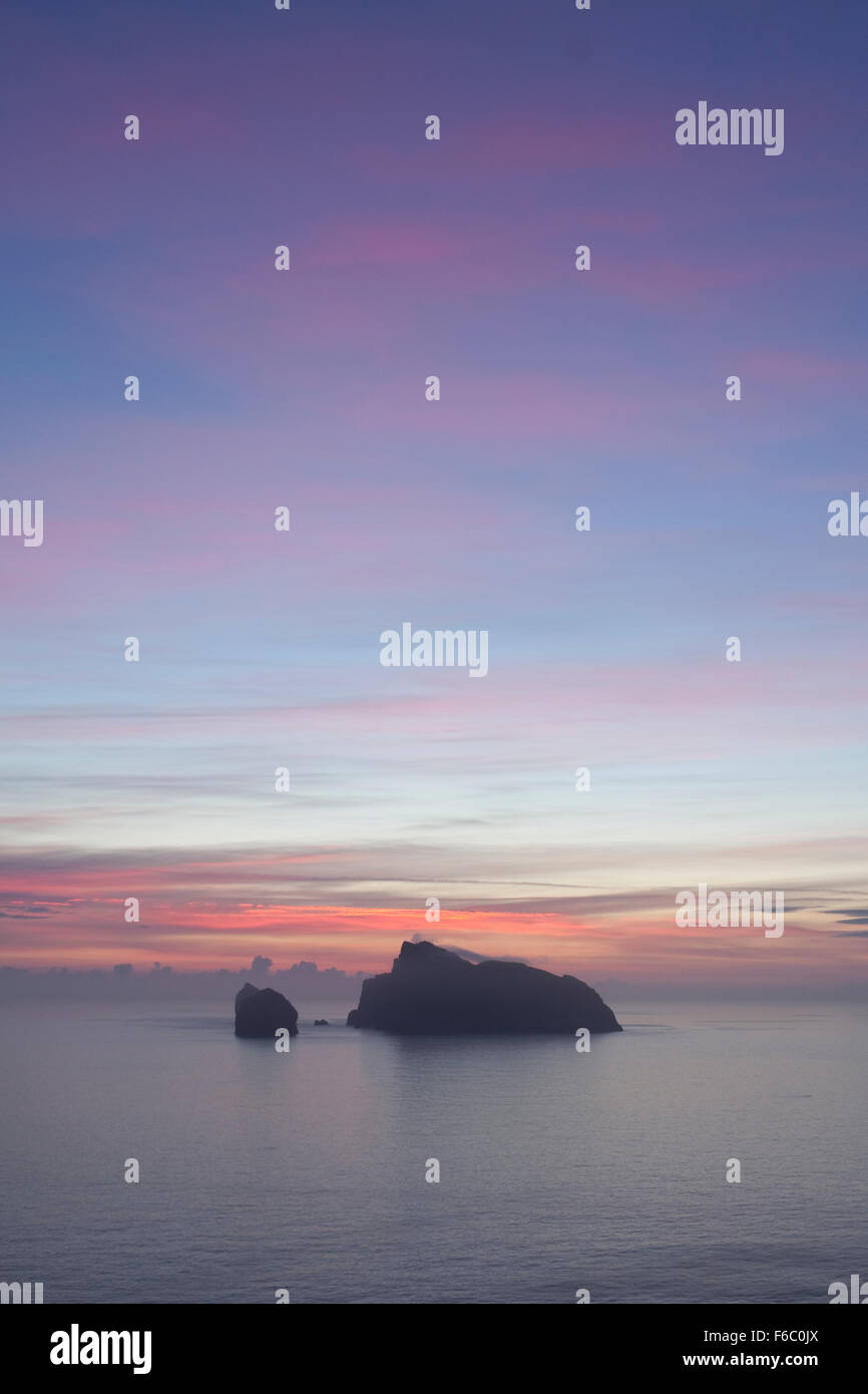 Sunrise silhouette de l'île de Boreray dans l'archipel de St Kilda, Royaume-Uni Banque D'Images