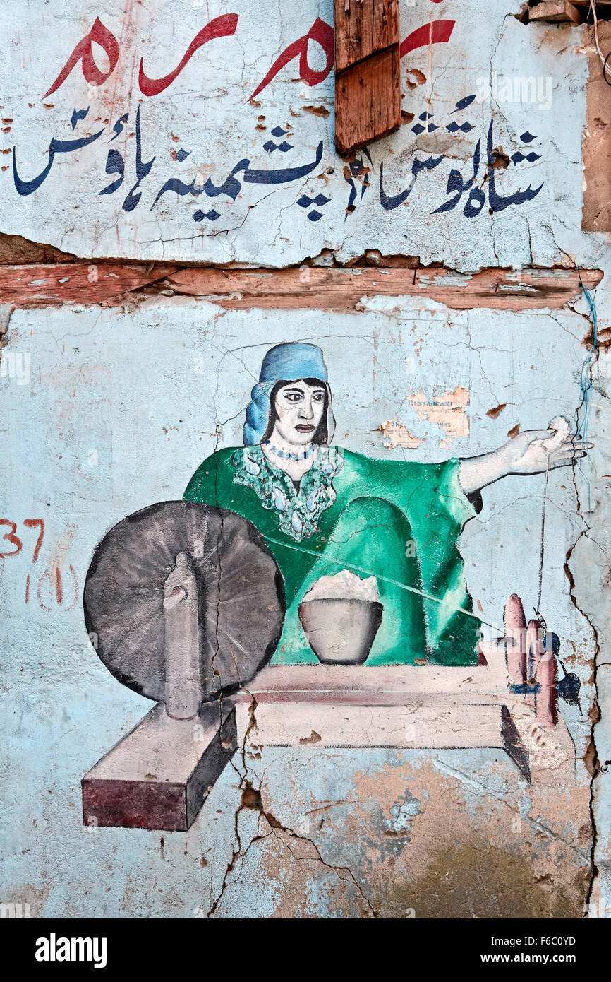 Filage de la laine femme peinture sur mur, Jammu-et-Cachemire, l'Inde, l'Asie Banque D'Images