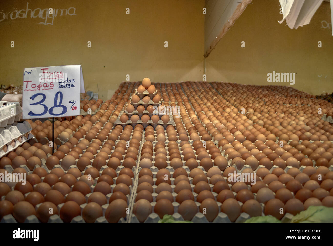 Des œufs frais au marché central de Budapest. Banque D'Images