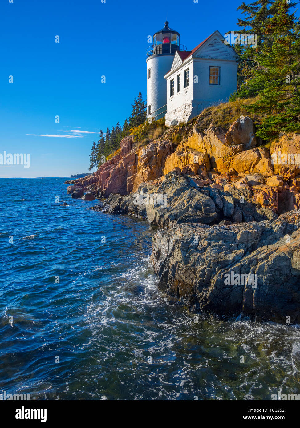Bass Harbor light house au large de la côte du nord du Maine, USA Banque D'Images