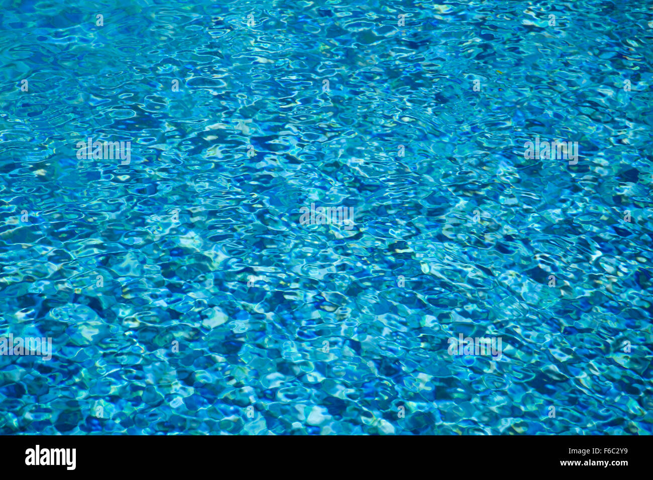 Motifs de lumière attrapant les ondulations de l'eau dans une piscine, Espagne Banque D'Images