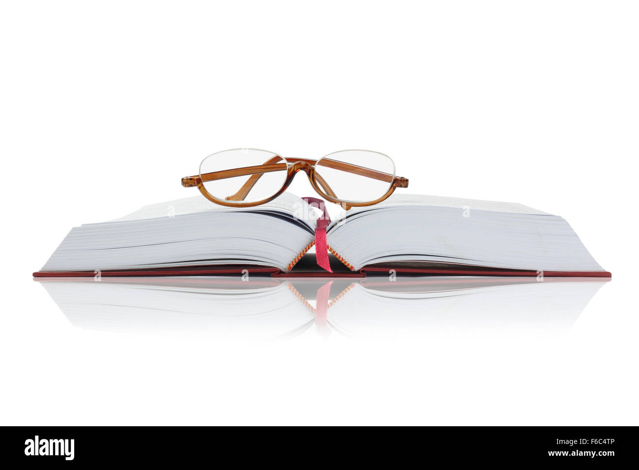 Lunettes de lecture sur un livre relié avec copie Espace Banque D'Images