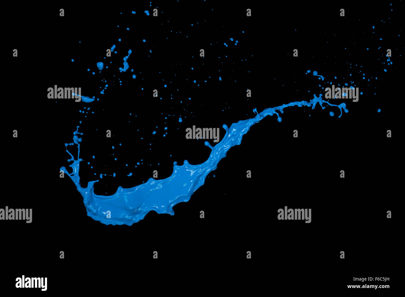 Splash de peinture bleue sur fond noir Banque D'Images