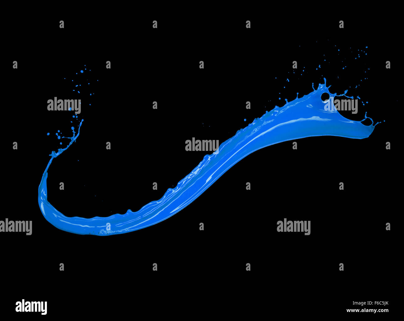 Splash de peinture bleue sur fond noir Banque D'Images