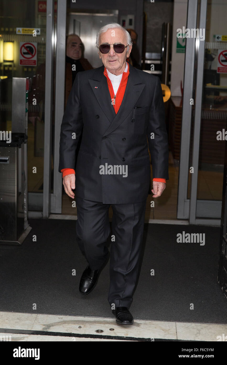 Charles Aznavour sur la photo d'arriver à la BBC Radio 2 studios avec : Charles Aznavour Où : London, Royaume-Uni Quand : 16 Oct 2015 Banque D'Images Charles Aznavour sur la photo d'arriver à la BBC Radio 2 studios avec : Charles Aznavour Où : London, Royaume-Uni Quand : 16 Oct 2015 Banque D'Images