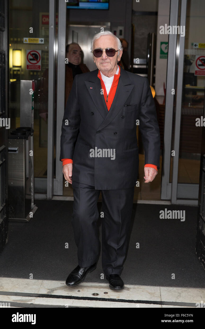 Charles Aznavour sur la photo d'arriver à la BBC Radio 2 studios avec : Charles Aznavour Où : London, Royaume-Uni Quand : 16 Oct 2015 Banque D'Images Charles Aznavour sur la photo d'arriver à la BBC Radio 2 studios avec : Charles Aznavour Où : London, Royaume-Uni Quand : 16 Oct 2015 Banque D'Images