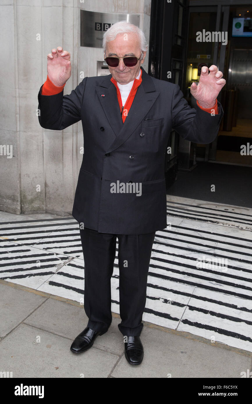 Charles Aznavour sur la photo d'arriver à la BBC Radio 2 studios avec : Charles Aznavour Où : London, Royaume-Uni Quand : 16 Oct 2015 Banque D'Images Charles Aznavour sur la photo d'arriver à la BBC Radio 2 studios avec : Charles Aznavour Où : London, Royaume-Uni Quand : 16 Oct 2015 Banque D'Images