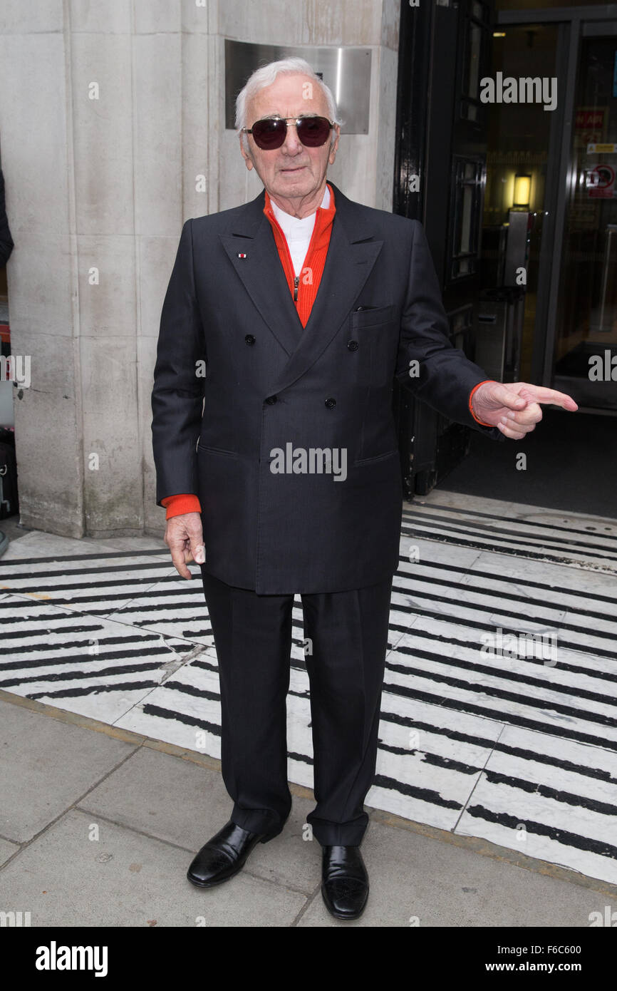Charles Aznavour sur la photo d'arriver à la BBC Radio 2 studios avec : Charles Aznavour Où : London, Royaume-Uni Quand : 16 Oct 2015 Banque D'Images Charles Aznavour sur la photo d'arriver à la BBC Radio 2 studios avec : Charles Aznavour Où : London, Royaume-Uni Quand : 16 Oct 2015 Banque D'Images