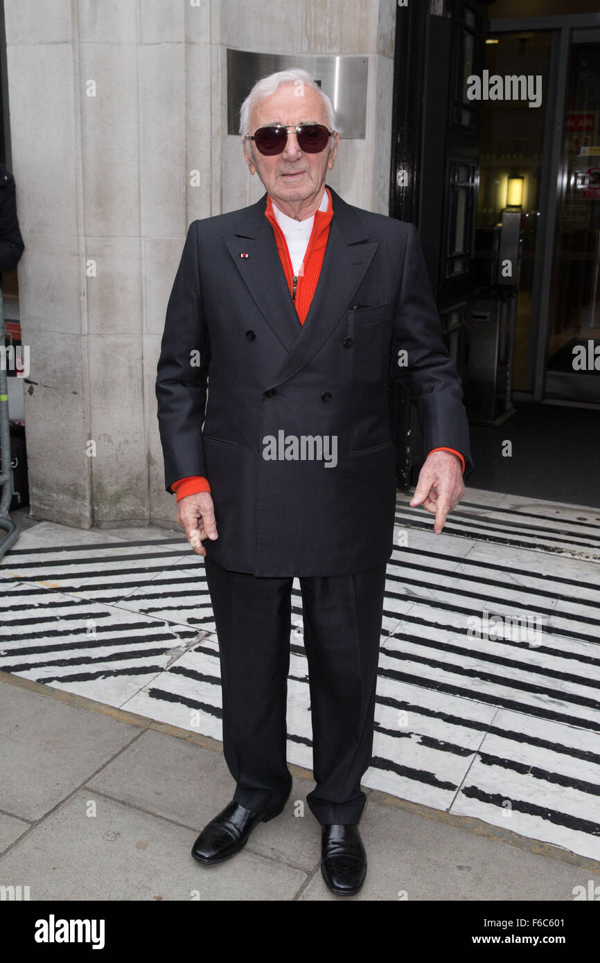 Charles Aznavour sur la photo d'arriver à la BBC Radio 2 studios avec : Charles Aznavour Où : London, Royaume-Uni Quand : 16 Oct 2015 Banque D'Images Charles Aznavour sur la photo d'arriver à la BBC Radio 2 studios avec : Charles Aznavour Où : London, Royaume-Uni Quand : 16 Oct 2015 Banque D'Images