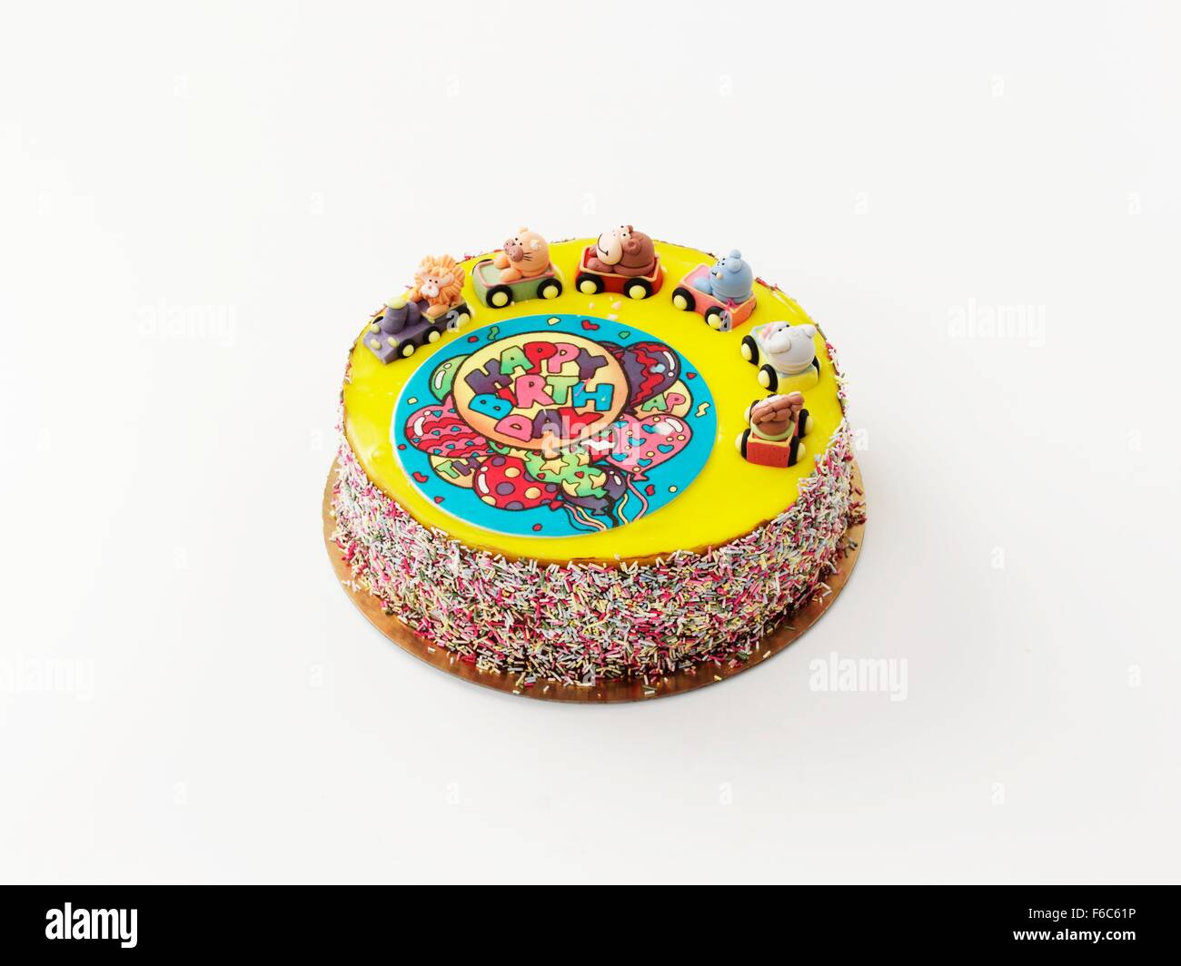 Un gâteau d'anniversaire décoré avec des figurines d'animaux Banque D'Images
