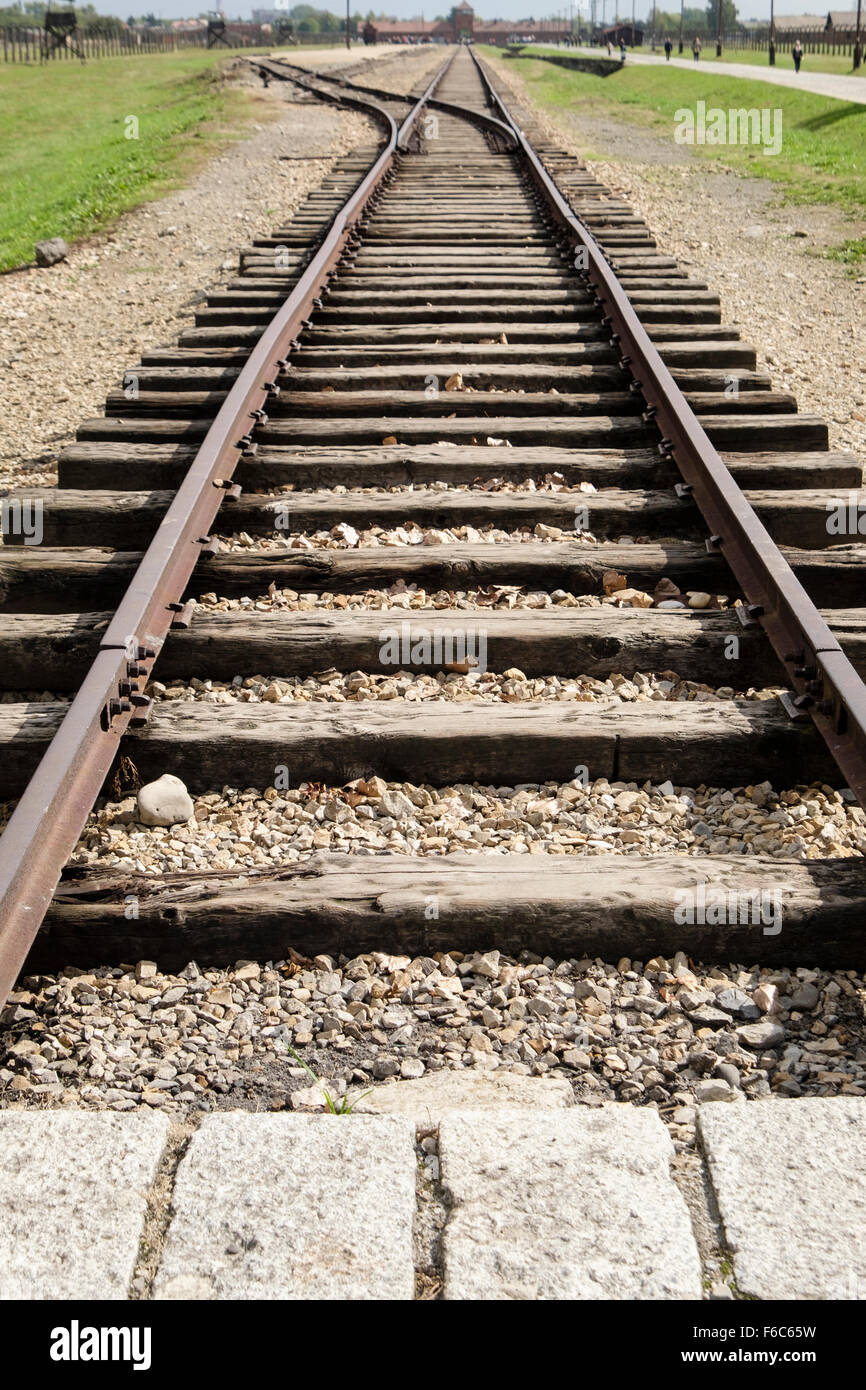 Fin de ligne de chemin de fer, pistes à l'intérieur d'Auschwitz II-Birkenau allemand nazi de concentration et d'Extermination Camp. Oswiecim, Pologne Banque D'Images