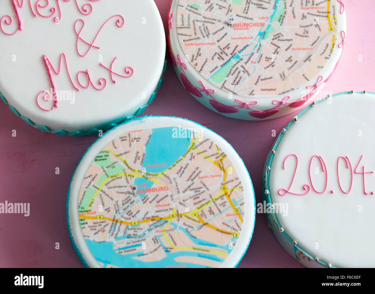 Gâteaux de mariage en tête avec des cartes de la ville de Munich et Hambourg Banque D'Images