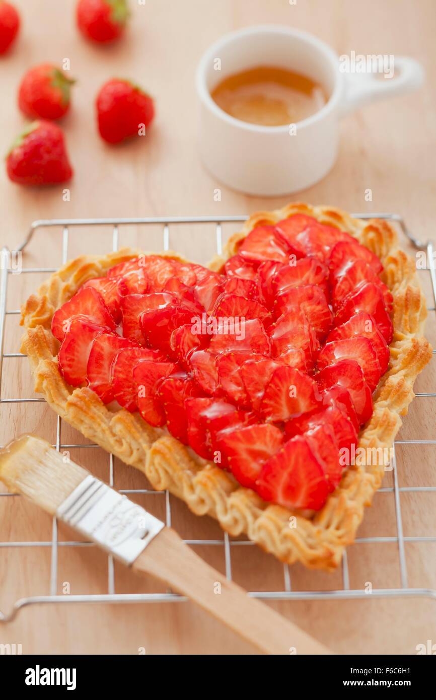 Une tarte aux fraises en forme de coeur Banque D'Images