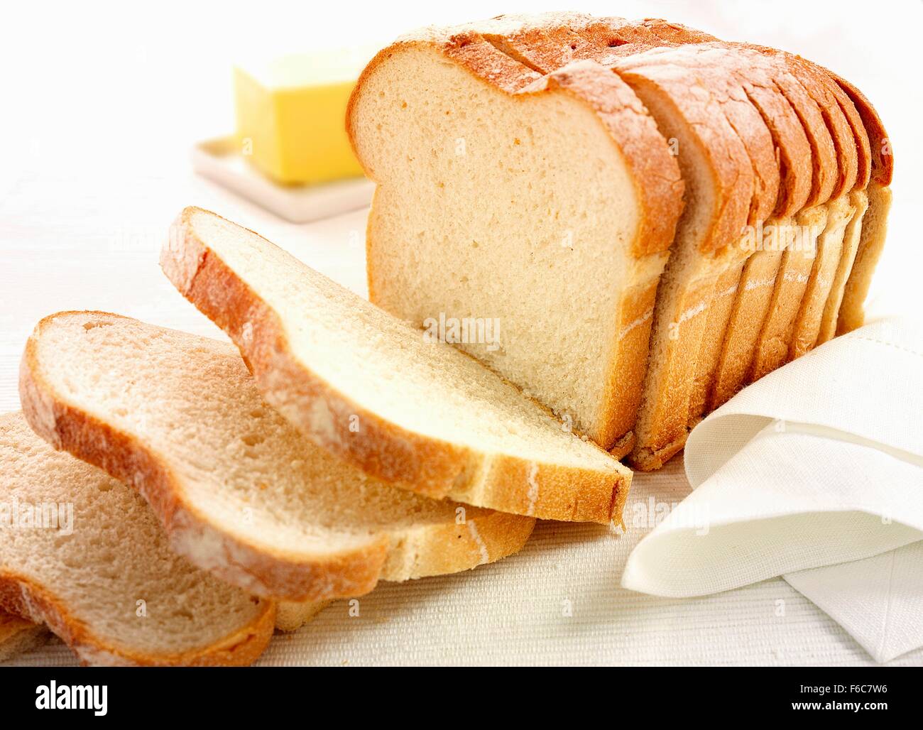 Le pain coupé en tranches avec une noix de beurre Banque D'Images