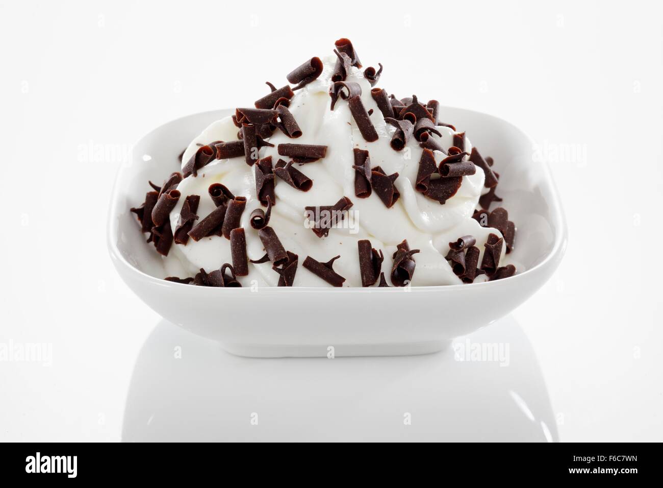 Glace au yaourt garni de copeaux de chocolat Banque D'Images