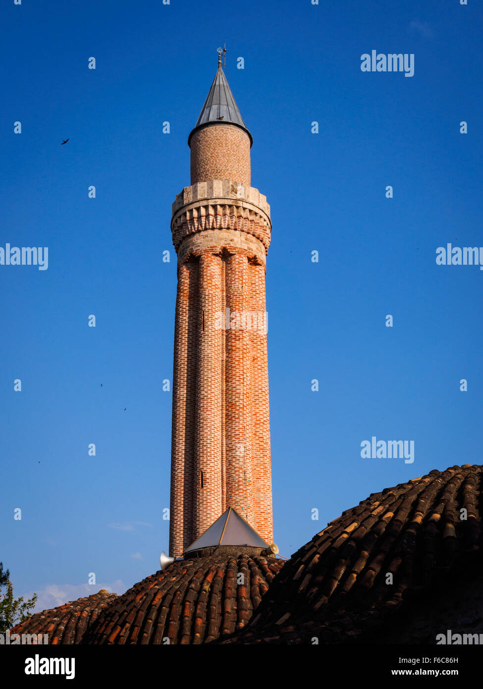 Brique rouge cannelé distinctif sur minaret mosquée à Antalya, Turquie Banque D'Images