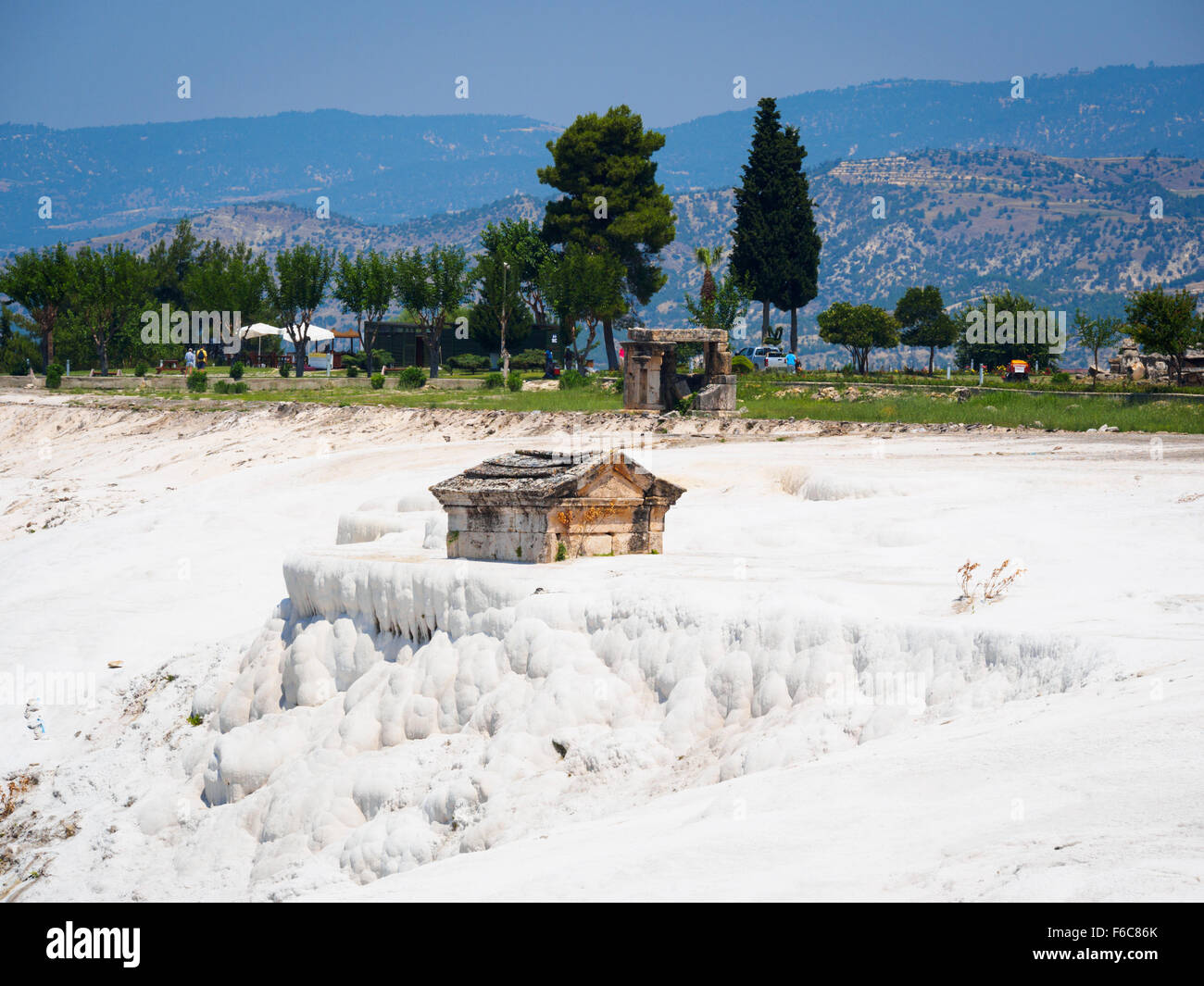 Tombe ancienne intégré dans les dépôts de carbonate de calcium à Hiérapolis, l'ancienne cité romaine de la ville de spa adjacent à Pamukkale, Turquie Banque D'Images