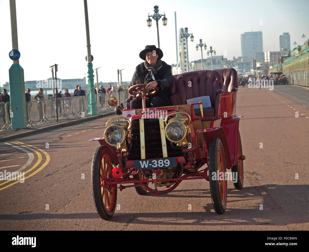 Arrivées sur le front de la London to Brighton Veteran Car Rally, 2015 Banque D'Images