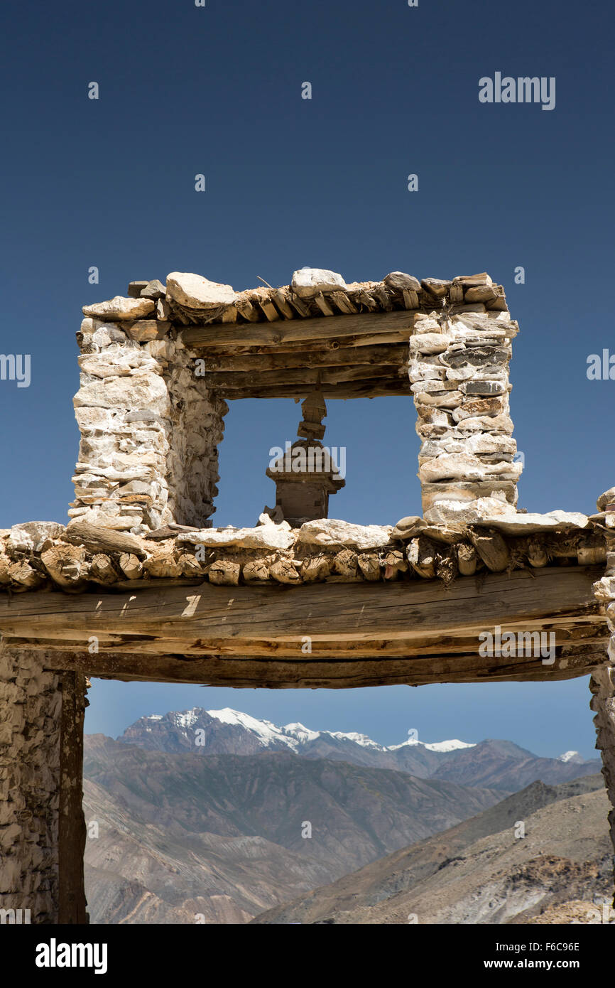 L'Inde, l'Himachal Pradesh, Yangthang, inhabituelle, village gateway avec Buhhist Chorten ci-dessus pour la bonne chance voyager Banque D'Images