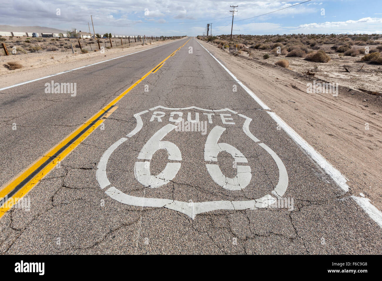 La vieille route 66 pavement sign dans le désert de Mojave. Banque D'Images