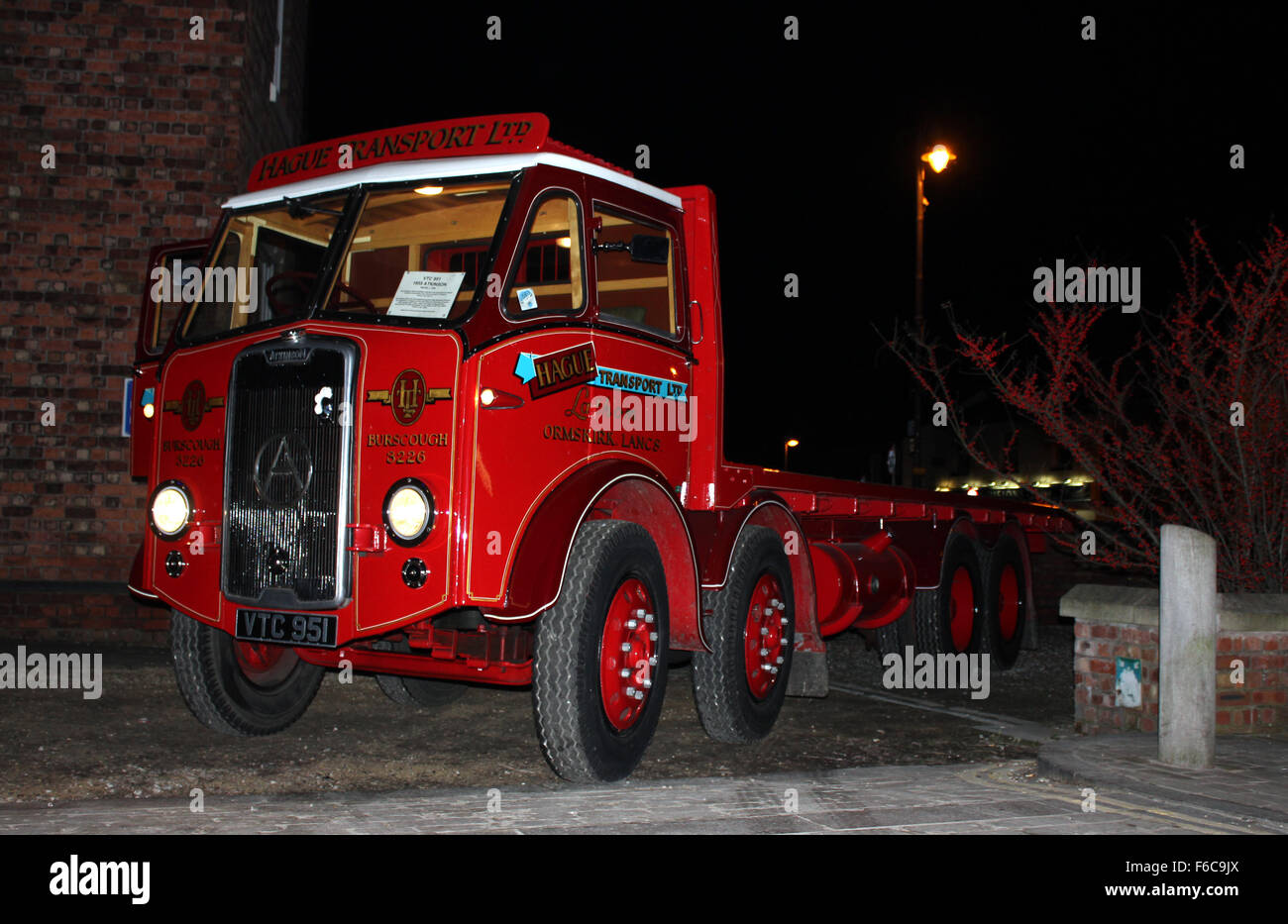 Ancien préservé Harry Atkinson rouge du camion de La Haye dans la nuit Banque D'Images