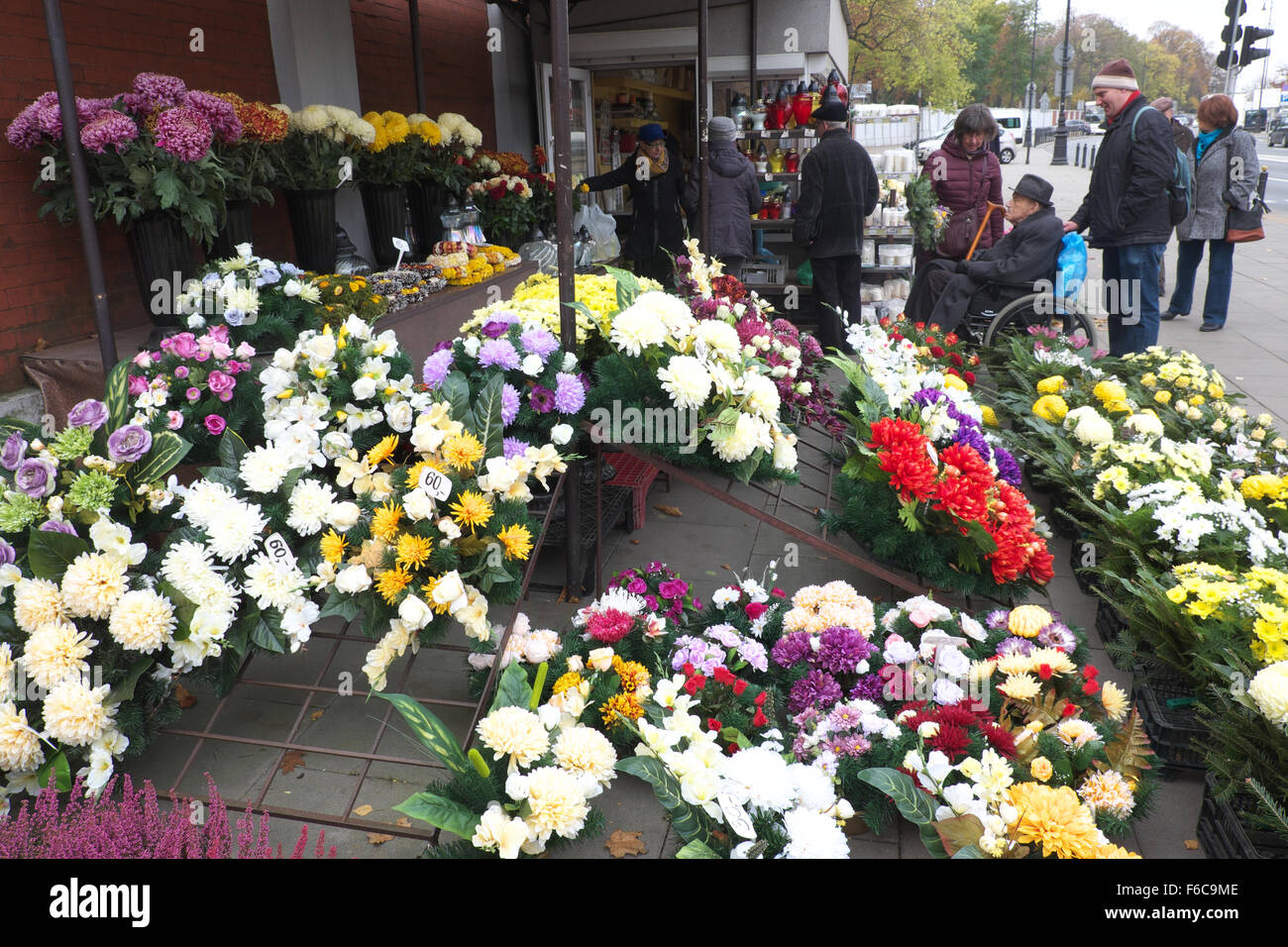 Pologne Varsovie parents shop pour acheter des fleurs et bouquets à l'entrée du grand cimetière Powazki Banque D'Images
